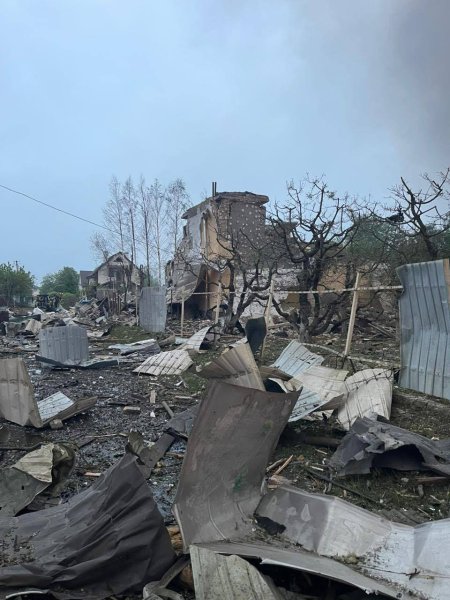 Унаслідок нічної атаки на Київщині загинули четверо людей, є поранені (оновлено)
Унаслідок нічної атаки на Київщині загинули четверо людей, є поранені (оновлено)