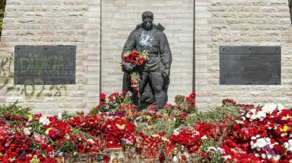 В Эстонии облили краской советский памятник "Бронзовый солдат" В Эстонии облили краской советский памятник "Бронзовый солдат"