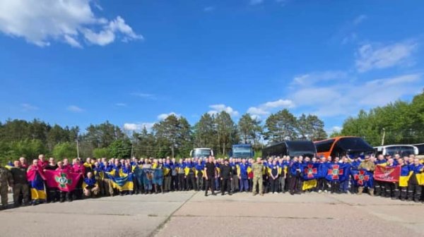 Украина вернула из плена 390 человек. Это первая часть большого обмена с РФ Украина вернула из плена 390 человек. Это первая часть большого обмена с РФ