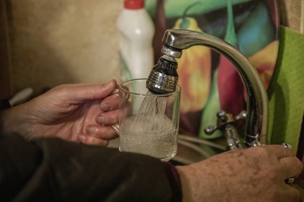 Що ми п’ємо щодня? Екологи пояснили, що не так з водою в Україні
Що ми п’ємо щодня? Екологи пояснили, що не так з водою в Україні