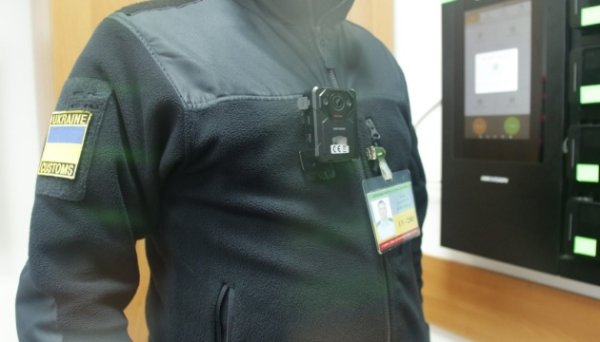 Митники у всіх пунктах пропуску працюватимуть із бодікамерами - рішення уряду Митники у всіх пунктах пропуску працюватимуть із бодікамерами - рішення уряду