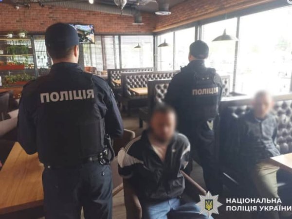 В Киеве мужчины во время езды на авто открыли огонь из пистолета В Киеве мужчины во время езды на авто открыли огонь из пистолета