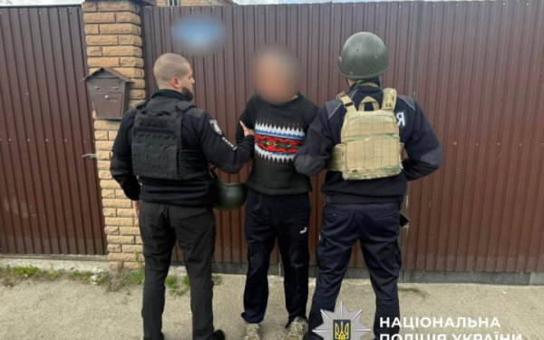 На Київщині затримали зловмисника, який влаштував стрілянину у Софіївській Борщагівці
На Київщині затримали зловмисника, який влаштував стрілянину у Софіївській Борщагівці