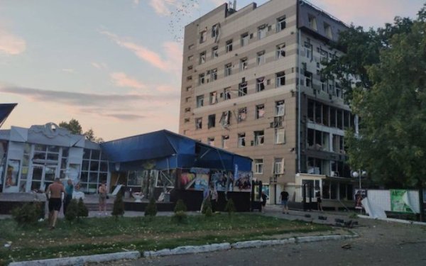 Окупанти завдали ракетного удару по Чугуєву на Харківщині (оновлено)
Окупанти завдали ракетного удару по Чугуєву на Харківщині (оновлено)