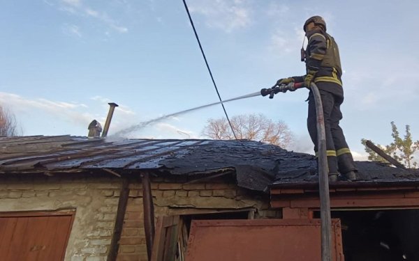 Росіяни атакували з артилерії та безпілотників Нікополь і 4 громади Дніпропетровщини, постраждав літній чоловік
Росіяни атакували з артилерії та безпілотників Нікополь і 4 громади Дніпропетровщини, постраждав літній чоловік