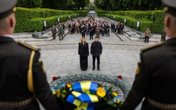 Президент і перша леді вшанували пам’ять загиблих у Другій світовій війні
Президент і перша леді вшанували пам’ять загиблих у Другій світовій війні