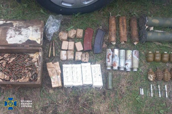 ​СБУ і Нацпол затримали 4 ділків, які намагалися продати "трофейні" зброю і боєприпаси
                                
