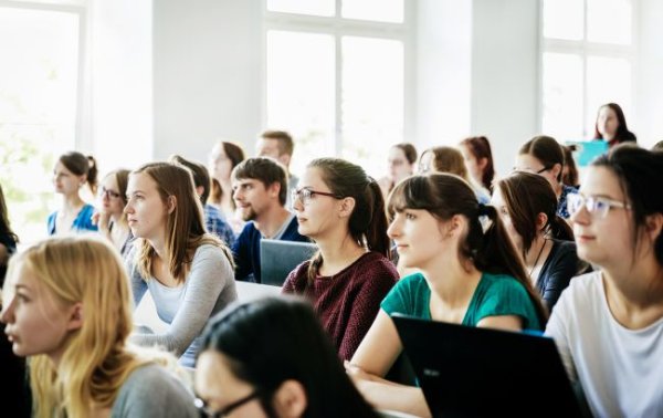 Навчання в Словаччині для українців: скільки коштує освіта у 2025 році
Навчання в Словаччині для українців: скільки коштує освіта у 2025 році