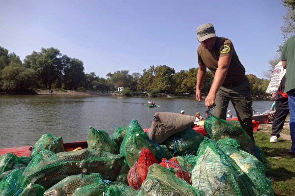 Що ми п’ємо щодня? Екологи пояснили, що не так з водою в Україні
Що ми п’ємо щодня? Екологи пояснили, що не так з водою в Україні