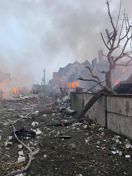 Унаслідок нічної атаки на Київщині загинули четверо людей, є поранені (оновлено)
Унаслідок нічної атаки на Київщині загинули четверо людей, є поранені (оновлено)