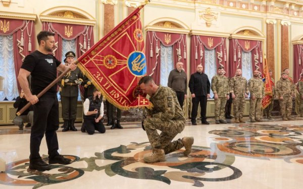 Володимир Зеленський вручив командирам підрозділів бойові прапори
Володимир Зеленський вручив командирам підрозділів бойові прапори