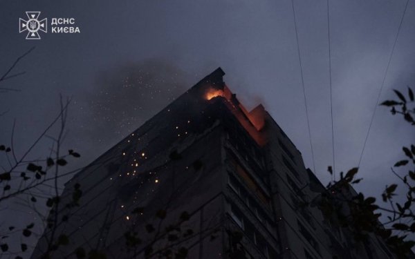 У Києві уламки "шахедів" впали на житлові будинки (доповнюється)
У Києві уламки "шахедів" впали на житлові будинки (доповнюється)