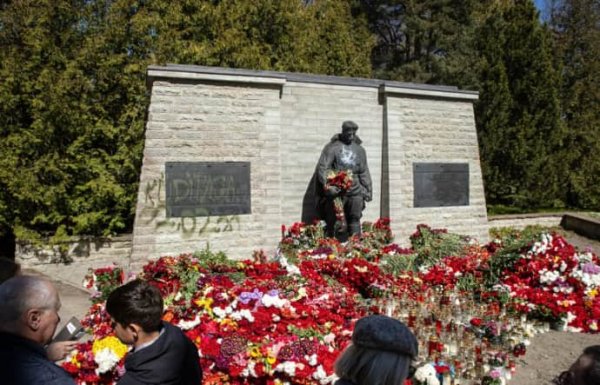В Эстонии облили краской советский памятник "Бронзовый солдат" В Эстонии облили краской советский памятник "Бронзовый солдат"