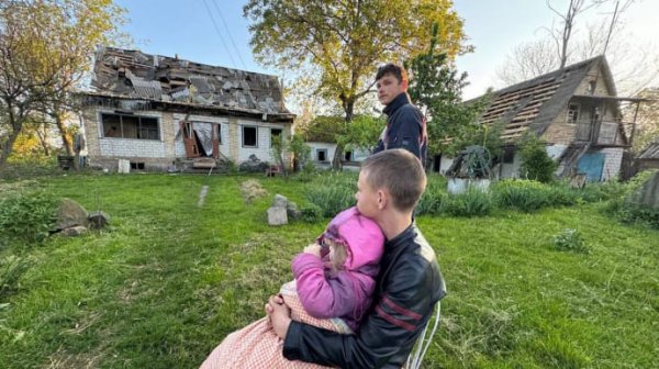 Обломки сбитой цели повредили дом в Киевской области: 5 пострадавших Обломки сбитой цели повредили дом в Киевской области: 5 пострадавших