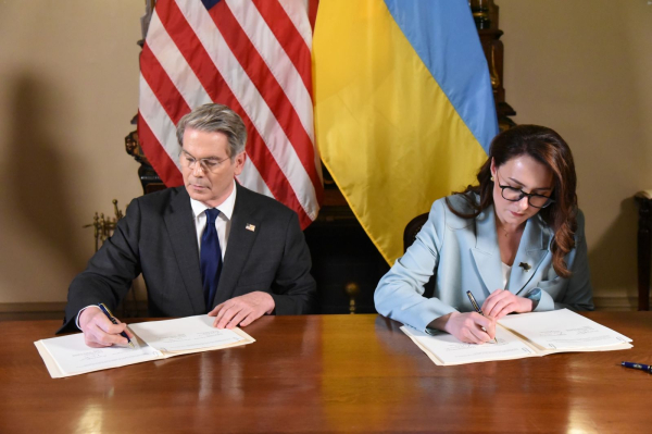 Украина и США подписали соглашение об ископаемых. Что оно предполагает
Украина и США подписали соглашение об ископаемых. Что оно предполагает