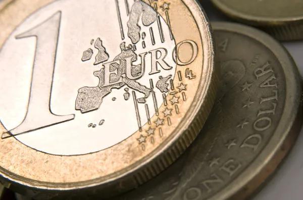 Курс валют на 1 мая: доллар в банках подорожал, евро — подешевел
Курс валют на 1 мая: доллар в банках подорожал, евро — подешевел