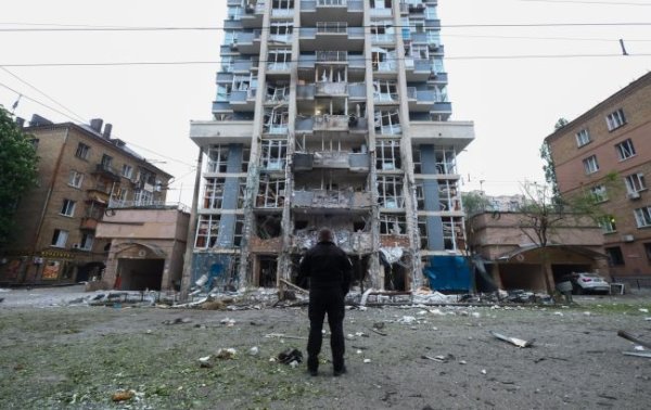 Який вигляд має багатоповерхівка на Лук'янівці після атаки на Київ: фоторепортаж
Який вигляд має багатоповерхівка на Лук'янівці після атаки на Київ: фоторепортаж