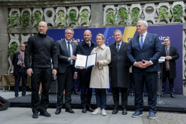 ЕС выделит почти 1,9 миллиарда евро на военную поддержку Украины
ЕС выделит почти 1,9 миллиарда евро на военную поддержку Украины