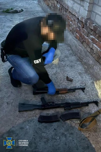​СБУ і Нацпол затримали 4 ділків, які намагалися продати "трофейні" зброю і боєприпаси
                                
