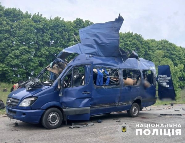Російський дрон атакував рейсовий автобус на Сумщині, є жертви
Російський дрон атакував рейсовий автобус на Сумщині, є жертви