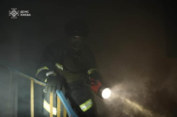 Спасатели показали последствия вражеской комбинированной атаки на Киев Спасатели показали последствия вражеской комбинированной атаки на Киев