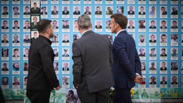 Зеленский устроил Макрону и Стармеру экскурсию по центру Киева Зеленский устроил Макрону и Стармеру экскурсию по центру Киева