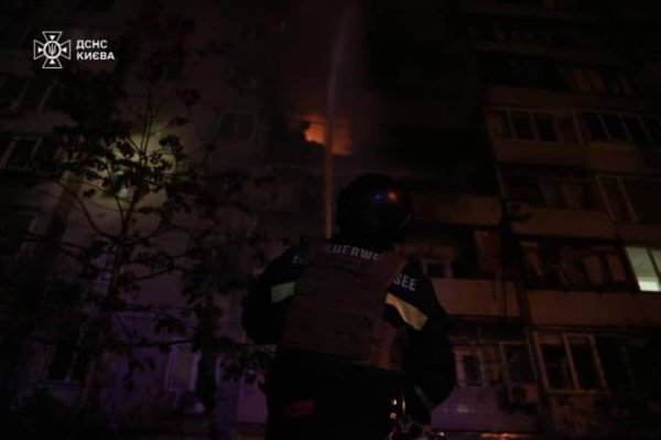 Спасатели показали последствия вражеской комбинированной атаки на Киев Спасатели показали последствия вражеской комбинированной атаки на Киев