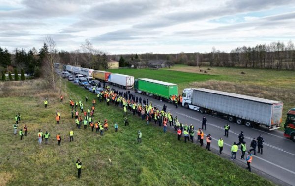 Польські перевізники почали блокаду кордону з Україною: як змінився рух у пунктах пропуску
Польські перевізники почали блокаду кордону з Україною: як змінився рух у пунктах пропуску