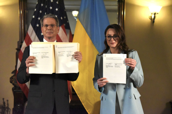 Украина и США подписали соглашение об ископаемых. Что оно предполагает
Украина и США подписали соглашение об ископаемых. Что оно предполагает