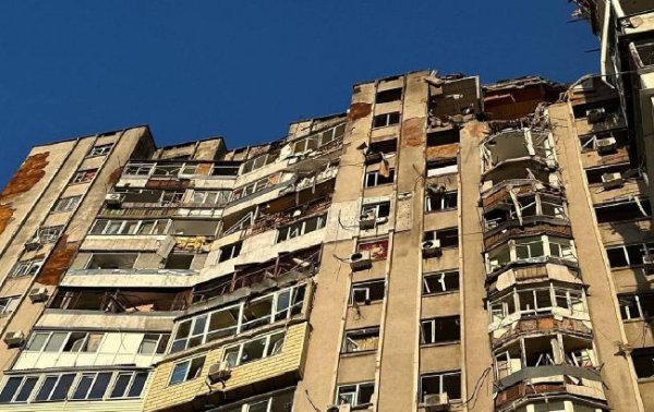 "Шахед" влетів у 16-поверхівку. Фото і відео з Одеси після атаки дронів
"Шахед" влетів у 16-поверхівку. Фото і відео з Одеси після атаки дронів