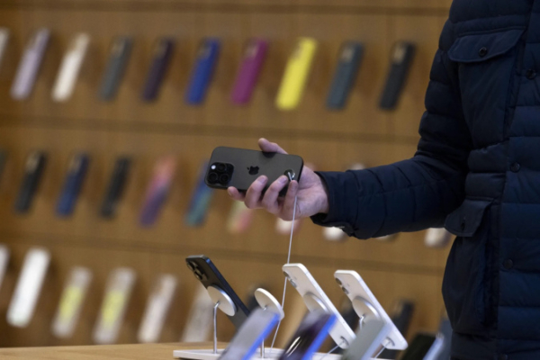 Трамп просит Кука остановить перенос производства iPhone в Индию
Трамп просит Кука остановить перенос производства iPhone в Индию