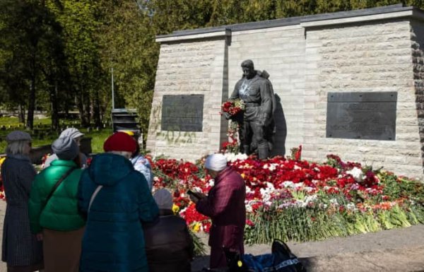 В Эстонии облили краской советский памятник "Бронзовый солдат" В Эстонии облили краской советский памятник "Бронзовый солдат"