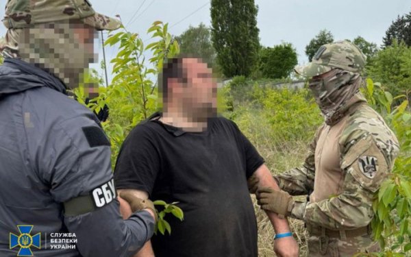 Експрацівника Рівненської АЕС затримали під час підготовки удару рашистів по ЛЕП, яка живить столичний регіон
Експрацівника Рівненської АЕС затримали під час підготовки удару рашистів по ЛЕП, яка живить столичний регіон
