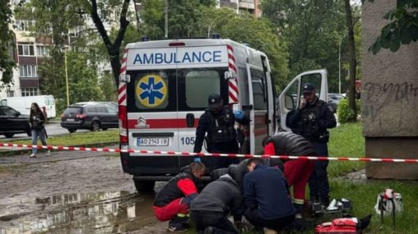 В Ужгороде студент покончил с собой, выпрыгнув с 6-го этажа общежития В Ужгороде студент покончил с собой, выпрыгнув с 6-го этажа общежития