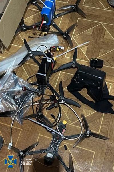 ​СБУ і Нацпол затримали 4 ділків, які намагалися продати "трофейні" зброю і боєприпаси
                                