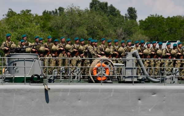 Герої на воді, землі та в небі. В Україні відзначають День морської піхоти
Герої на воді, землі та в небі. В Україні відзначають День морської піхоти