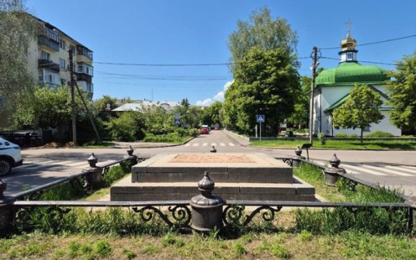 В Полтаві демонтували пам’ятник на місці відпочинку Петра І
В Полтаві демонтували пам’ятник на місці відпочинку Петра І
