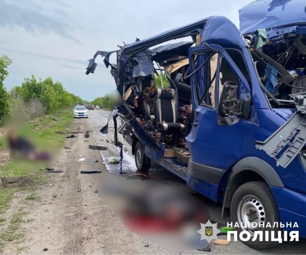 Російський дрон атакував рейсовий автобус на Сумщині, є жертви
Російський дрон атакував рейсовий автобус на Сумщині, є жертви