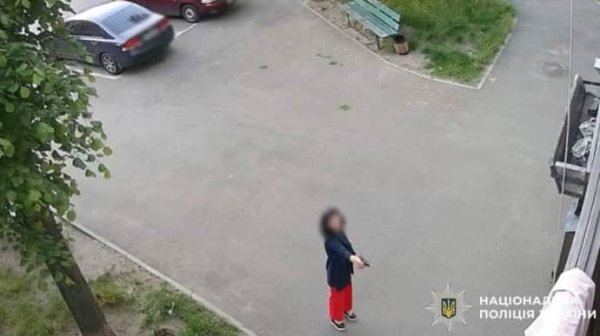 В Киеве женщина открыла огонь по подъезду дома: полиция устанавливает ее личность В Киеве женщина открыла огонь по подъезду дома: полиция устанавливает ее личность