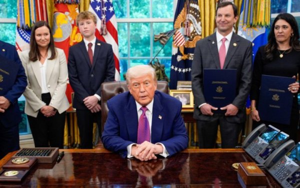 Трамп прокоментував заяву посольства США про ймовірну повітряну атаку
Трамп прокоментував заяву посольства США про ймовірну повітряну атаку