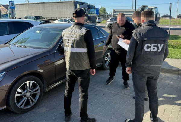 Автомобили для перепродажи маскировали под помощь ВСУ
Автомобили для перепродажи маскировали под помощь ВСУ