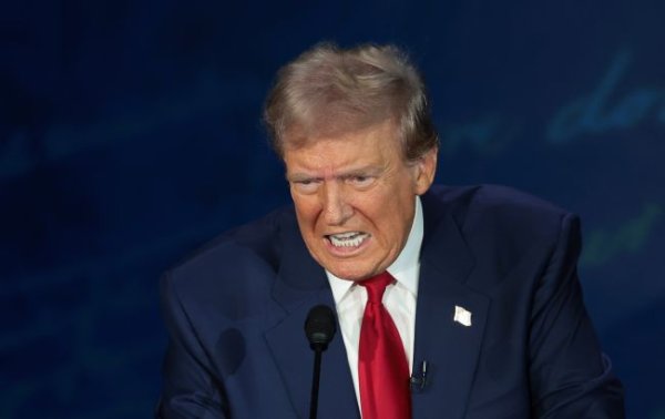Трамп зробив першу заяву після двогодинної розмови з Путіним
Трамп зробив першу заяву після двогодинної розмови з Путіним