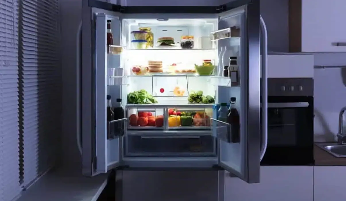 Які продукти не варто зберігати на дверцятах холодильника