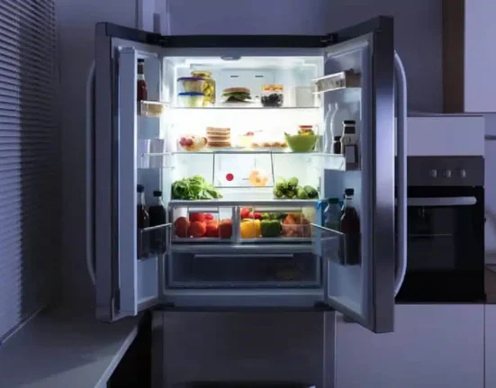 Які продукти не варто зберігати на дверцятах холодильника