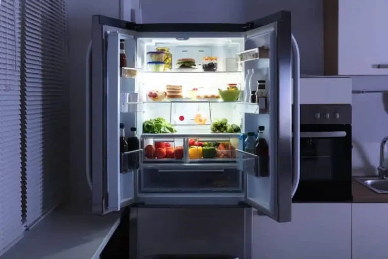 Які продукти не варто зберігати на дверцятах холодильника