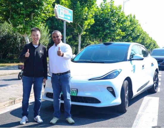 Мюнхен стане першим європейським містом, де Uber запускає автономні роботаксі рівня 4 без водія, педалей і керма. Україна — наступна?