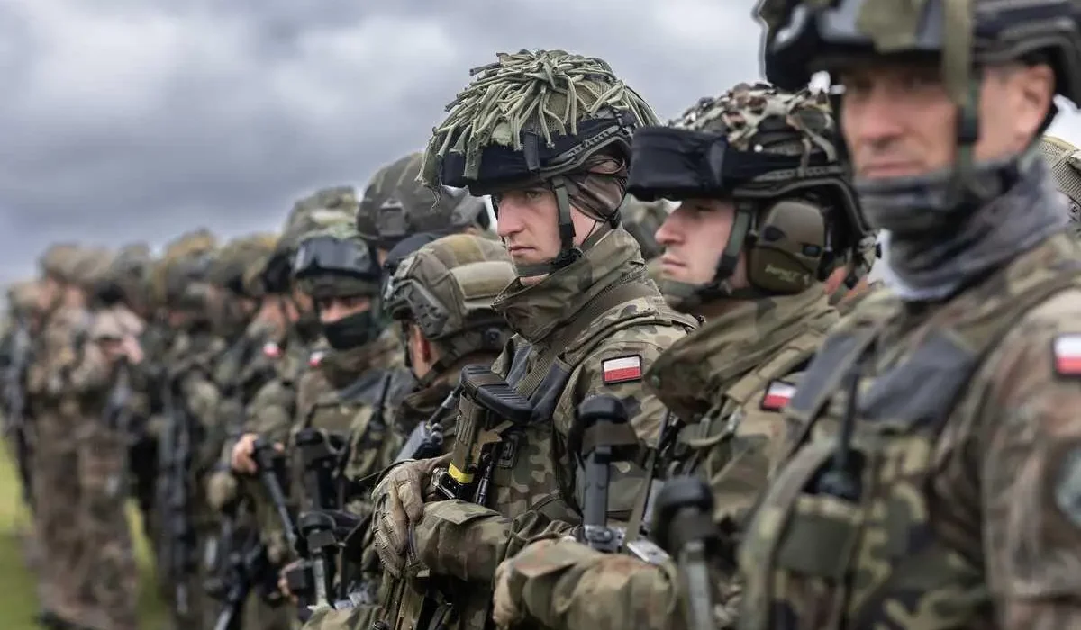 Польща розгортає війська: введено 40 тисяч солдатів на кордон з Росією та Білоруссю