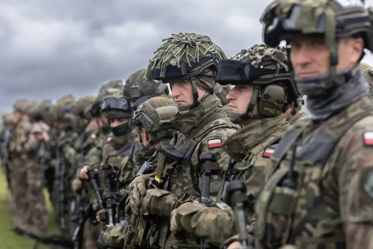 Польща розгортає війська: введено 40 тисяч солдатів на кордон з Росією та Білоруссю
