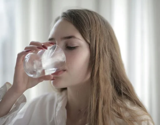 Скільки води потрібно пити в день насправді