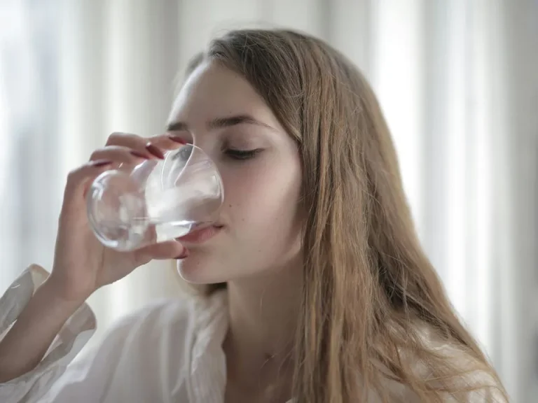 Скільки води потрібно пити в день насправді